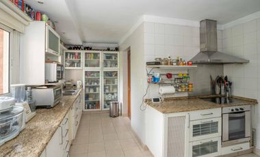 CASA EN VENTA EN LAS LOMAS DE SAN ISIDRO CON GRAN TERRENO