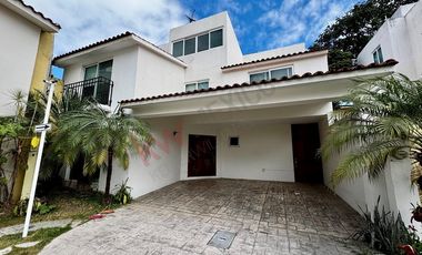 Casa con alberca en RENTA en Residencial ARBOLADA (Muy cerca de libramiento norte).