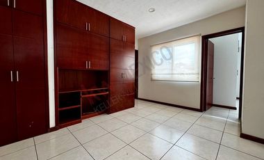 Casa con alberca en RENTA en Residencial ARBOLADA (Muy cerca de libramiento norte).