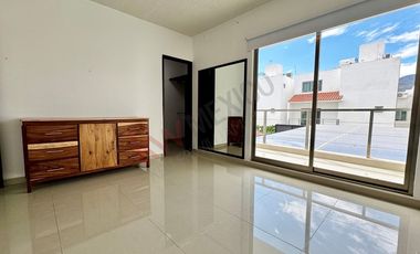 Casa AMUEBLADA con alberca en RENTA en Residencial 