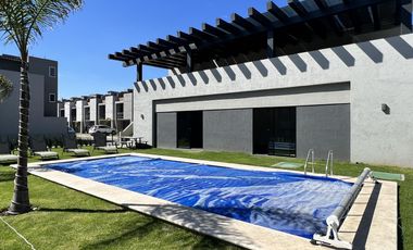 Moderna Casa en  Renta en Fraccionamiento con Alberca Zona Cuautlancingo