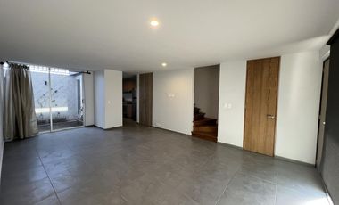 Moderna Casa en  Renta en Fraccionamiento con Alberca Zona Cuautlancingo