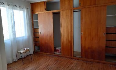 Casa 2 pisos, en pleno centro de Curicó