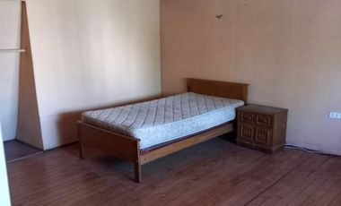 Casa 2 pisos, en pleno centro de Curicó