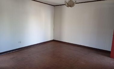 Casa 2 pisos, en pleno centro de Curicó