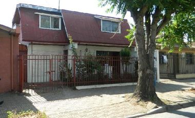 Casa 2 pisos, en pleno centro de Curicó
