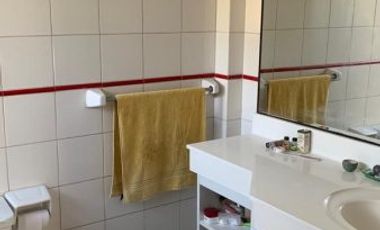 Acogedora Casa de tres pisos, uso comercial