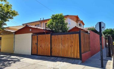 LINDA CASA, LLEGAR Y HABITAR FRENTE A PLAZA MUY FAMILIAR