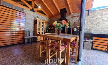 LINDA CASA, LLEGAR Y HABITAR FRENTE A PLAZA MUY FAMILIAR