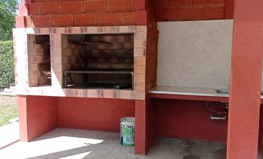 Casa Quinta en La Plata - Pileta y Parrilla, 2 Dormitorios