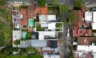 Casa en Venta en San Isidro Para Reciclar. 3 ambientes, jardín y patio. La Calabria. Lote 8.66x28.