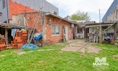 Casa en Venta en San Isidro Para Reciclar. 3 ambientes, jardín y patio. La Calabria. Lote 8.66x28.