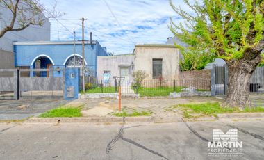 Casa en Venta en San Isidro Para Reciclar. 3 ambientes, jardín y patio. La Calabria. Lote 8.66x28.