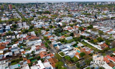 Casa en Venta en San Isidro Para Reciclar. 3 ambientes, jardín y patio. La Calabria. Lote 8.66x28.