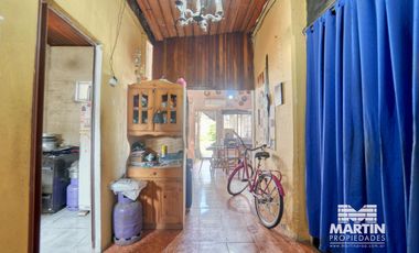 Casa en Venta en San Isidro Para Reciclar. 3 ambientes, jardín y patio. La Calabria. Lote 8.66x28.