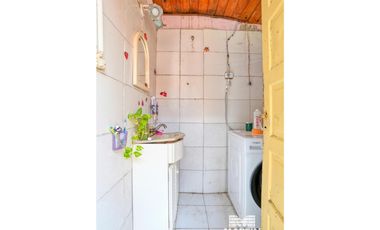 Casa en Venta en San Isidro Para Reciclar. 3 ambientes, jardín y patio. La Calabria. Lote 8.66x28.