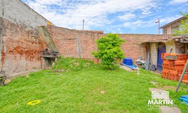 Casa en Venta en San Isidro Para Reciclar. 3 ambientes, jardín y patio. La Calabria. Lote 8.66x28.