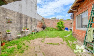 Casa en Venta en San Isidro Para Reciclar. 3 ambientes, jardín y patio. La Calabria. Lote 8.66x28.
