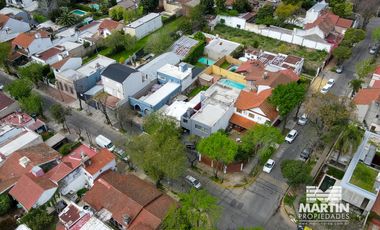 Casa en Venta en San Isidro Para Reciclar. 3 ambientes, jardín y patio. La Calabria. Lote 8.66x28.
