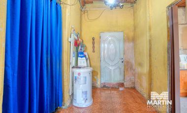 Casa en Venta en San Isidro Para Reciclar. 3 ambientes, jardín y patio. La Calabria. Lote 8.66x28.