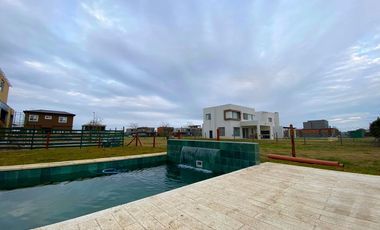 Casa  en venta 3 dormitorios lote inerno con pileta  Puertos Barrio Araucarias  5999