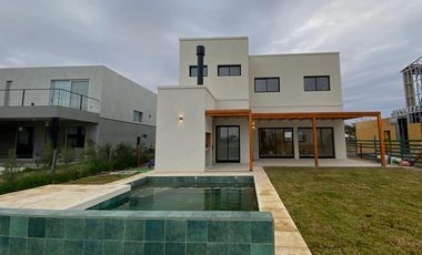 Casa  en venta 3 dormitorios lote inerno con pileta  Puertos Barrio Araucarias  5999