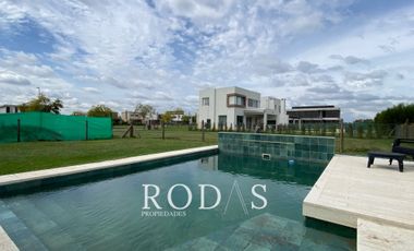 Casa  en venta 3 dormitorios lote inerno con pileta  Puertos Barrio Araucarias  5999