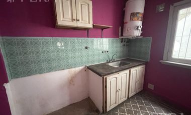 Alquiler de casa de 3 ambientes con cochera en Lanus