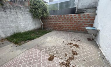 Alquiler de casa de 3 ambientes con cochera en Lanus