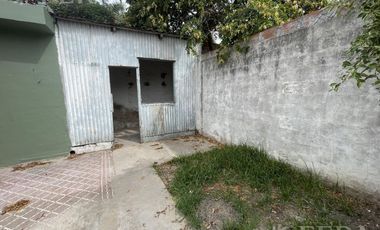 Alquiler de casa de 3 ambientes con cochera en Lanus