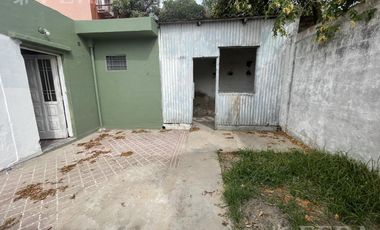 Alquiler de casa de 3 ambientes con cochera en Lanus