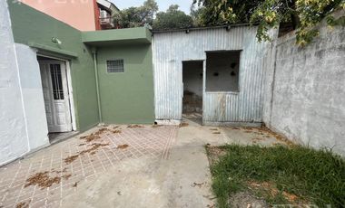 Alquiler de casa de 3 ambientes con cochera en Lanus