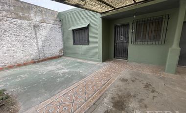 Alquiler de casa de 3 ambientes con cochera en Lanus