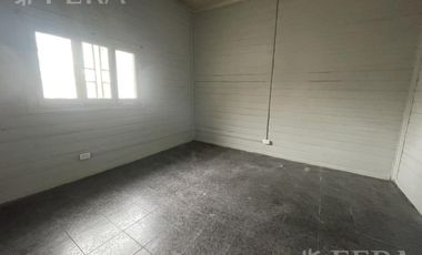Alquiler de casa de 3 ambientes con cochera en Lanus