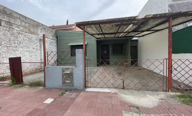 Alquiler de casa de 3 ambientes con cochera en Lanus