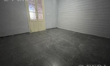 Alquiler de casa de 3 ambientes con cochera en Lanus