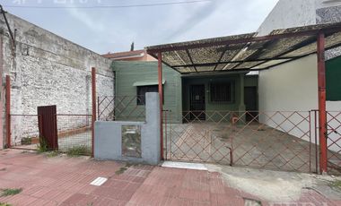 Alquiler de casa de 3 ambientes con cochera en Lanus