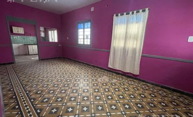 Alquiler de casa de 3 ambientes con cochera en Lanus