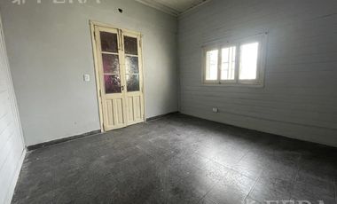 Alquiler de casa de 3 ambientes con cochera en Lanus