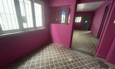 Alquiler de casa de 3 ambientes con cochera en Lanus