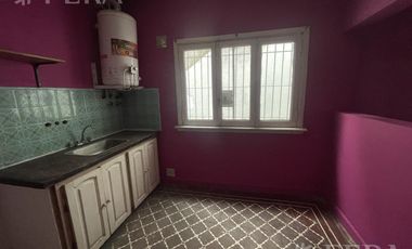 Alquiler de casa de 3 ambientes con cochera en Lanus