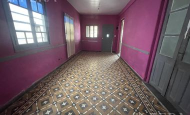 Alquiler de casa de 3 ambientes con cochera en Lanus