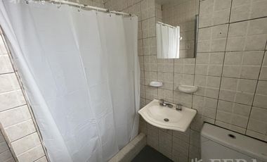 Alquiler de casa de 3 ambientes con cochera en Lanus