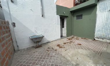 Alquiler de casa de 3 ambientes con cochera en Lanus