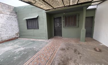 Alquiler de casa de 3 ambientes con cochera en Lanus