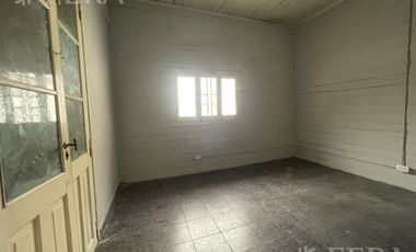 Alquiler de casa de 3 ambientes con cochera en Lanus