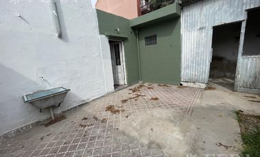 Alquiler de casa de 3 ambientes con cochera en Lanus