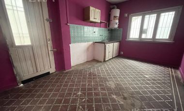 Alquiler de casa de 3 ambientes con cochera en Lanus