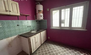 Alquiler de casa de 3 ambientes con cochera en Lanus