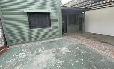 Alquiler de casa de 3 ambientes con cochera en Lanus